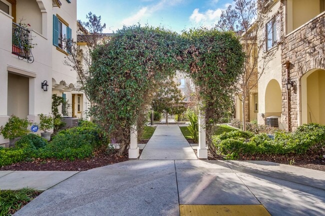 Building Photo - Amazing 3 Bed, 3 Bath Home in Sunnyvale near Seven Seas Park