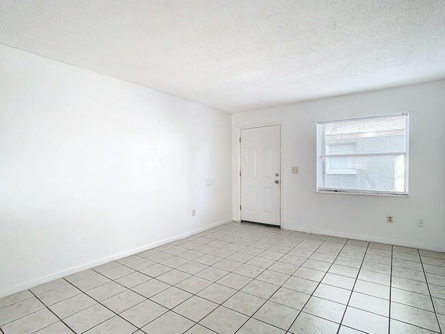 Building Photo - 712 E Floribraska Ave