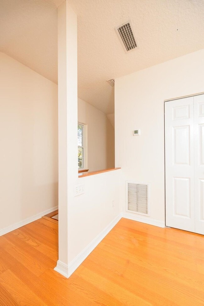 Building Photo - 728 Willow Wood Pl