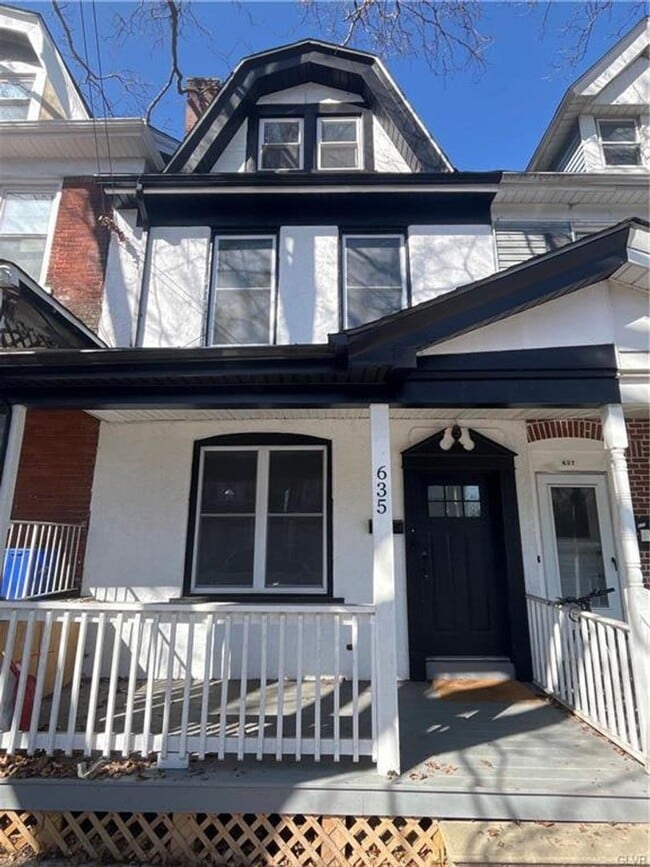 Building Photo - Beautifully Renovated 4-bedroom, 2 bath Ho...