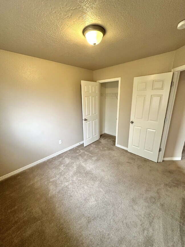 Building Photo - Townhome in prime location