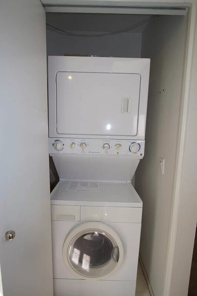 Building Photo - 3/2 townhome 1 mile from ASU Campus! Augus...