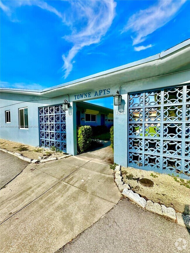 Building Photo - 1821 N 17th Ct