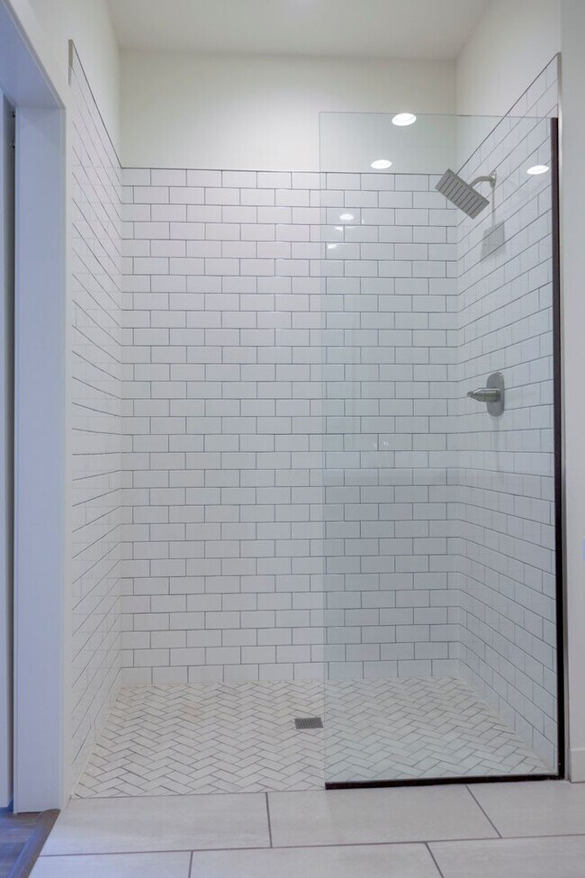 Building Photo - Gorgeous 3 Bedroom 3 Bathroom in Spring Hi...