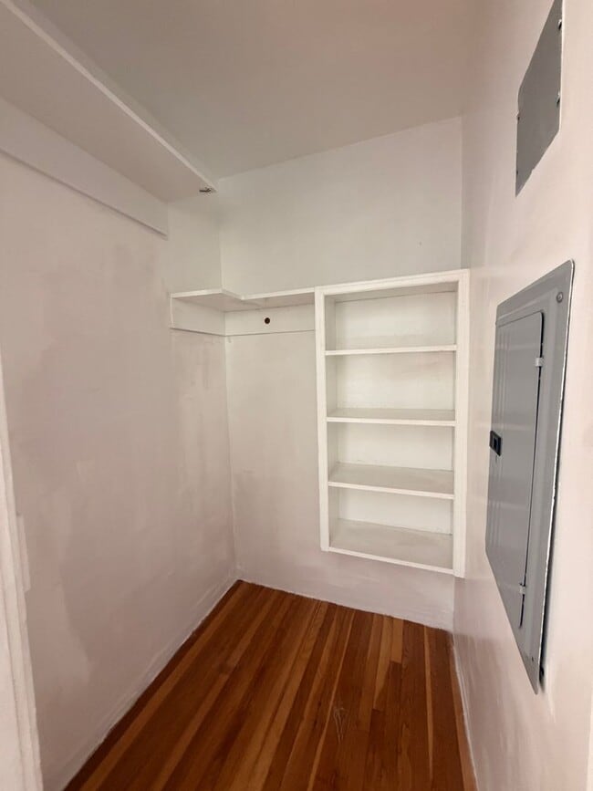 Building Photo - Bright and charming 2 Bedroom / 1 Bathroom home with tons of natural light and plenty of outdoor ...
