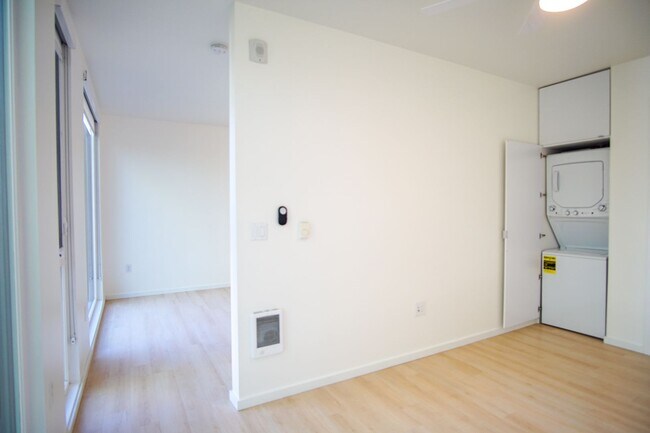 Building Photo - Modern 3rd Floor Urban 1Bdr with D/W & Washer/Dryer!