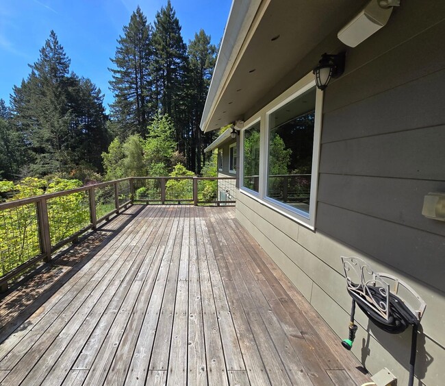 Building Photo - Large and stunning home in rural Sebastopol!