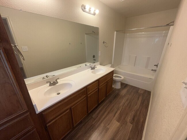 Building Photo - AVAILABLE NOW!