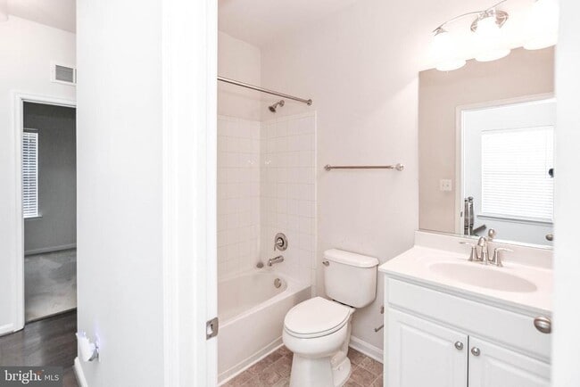 Building Photo - 608 Parkside Pl NE