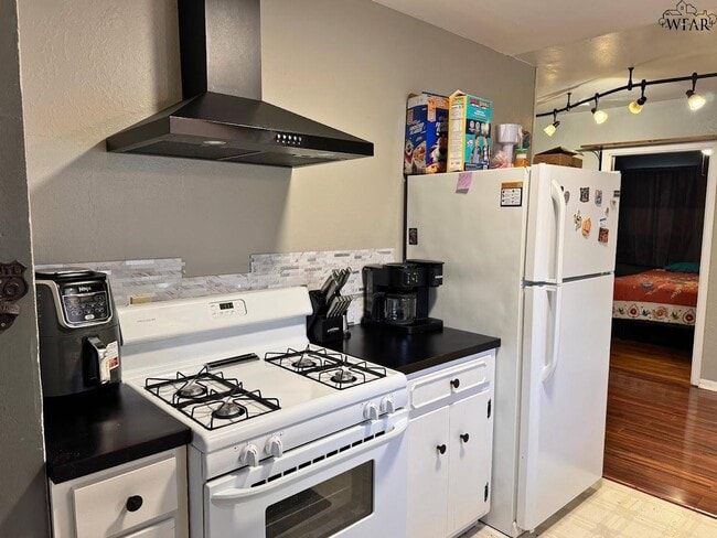 Building Photo - 405 Vaughn St