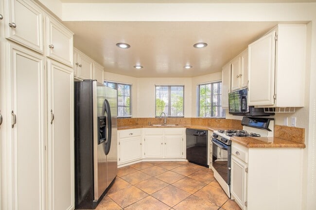 Building Photo - Highly Desirable 3 bedroom / 3 bath Cul-de...