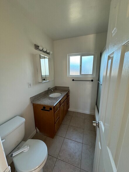 Building Photo - 831 W Walnut Ave