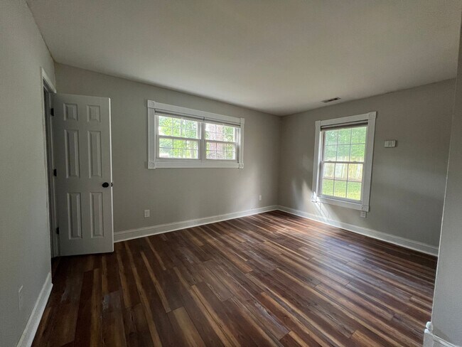 Building Photo - Cute 3 Bed 2 Bath!