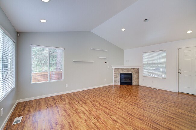 Building Photo - 3Bd/2.5Ba Everett Home