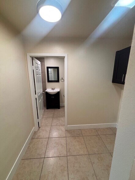 Building Photo - 148 W 79th St