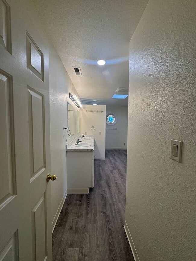 Building Photo - Spacious 5 Bedroom Home in NW Reno with 2 Primary Suites