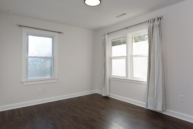 Building Photo - Mid Town Location with a Water View