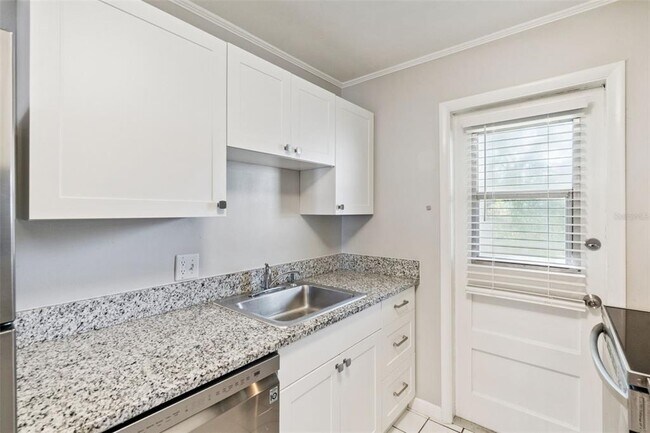 Building Photo - 320 Lakeview St