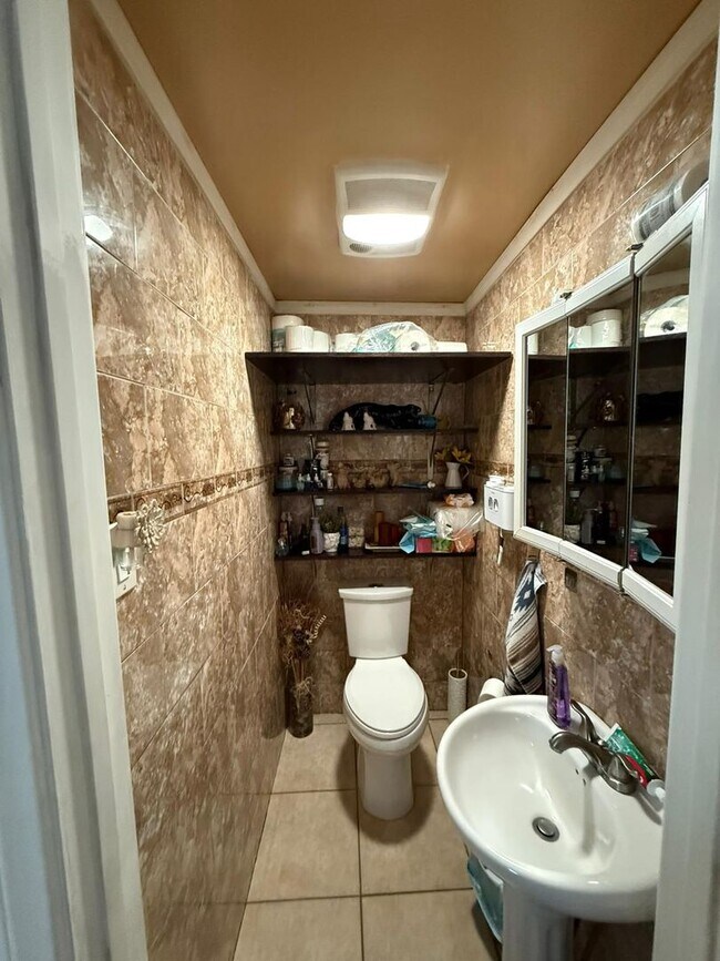 Building Photo - 4 bed 3 bath plus 2 Extra Bonus Rooms with full bathroom in the back yard