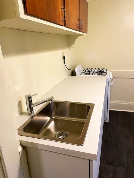 Building Photo - 889 N Main St