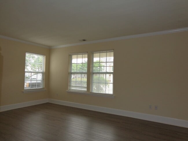 Building Photo - HUNNINGDON COMMONS