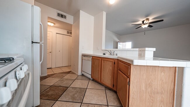 Building Photo - Charming 2bd 2bth Condo