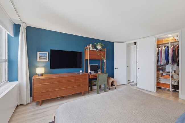 Building Photo - 2626 N Lakeview Ave