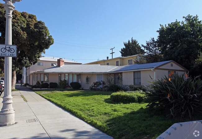 Primary Photo - 2702 Broadway