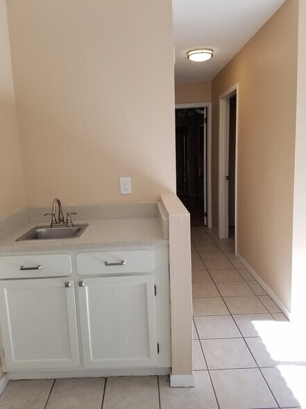 Wet bar adjacent to kitchen - 2174 Woodbridge Rd