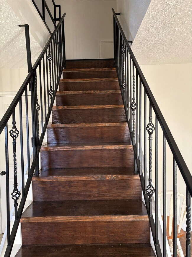 Building Photo - 4322 Woodmont Dr