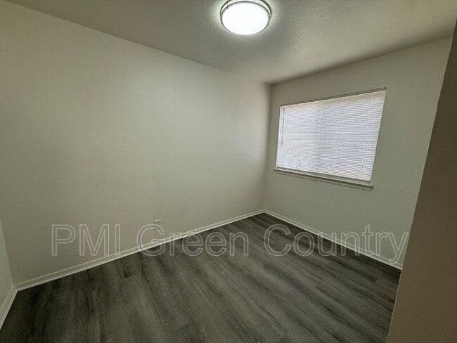 Building Photo - 6639 S Victor Ave