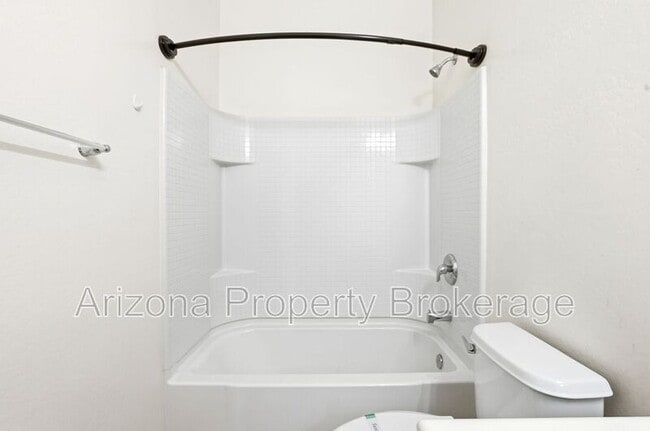 Building Photo - 824 E Jacob St