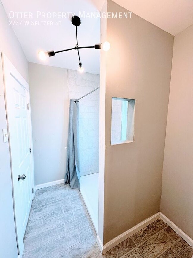 Building Photo - 2737 W Seltzer St