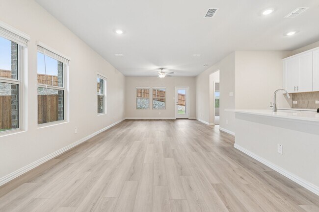 Building Photo - 702 Dotty Dr