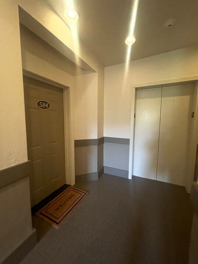 Building Photo - Newer & Beautiful 2bd/2bth condo in Ashland