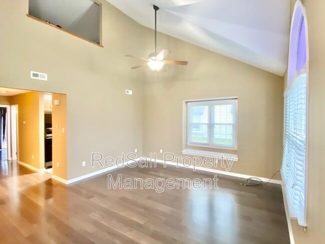 Building Photo - 211 Crestwood Ct