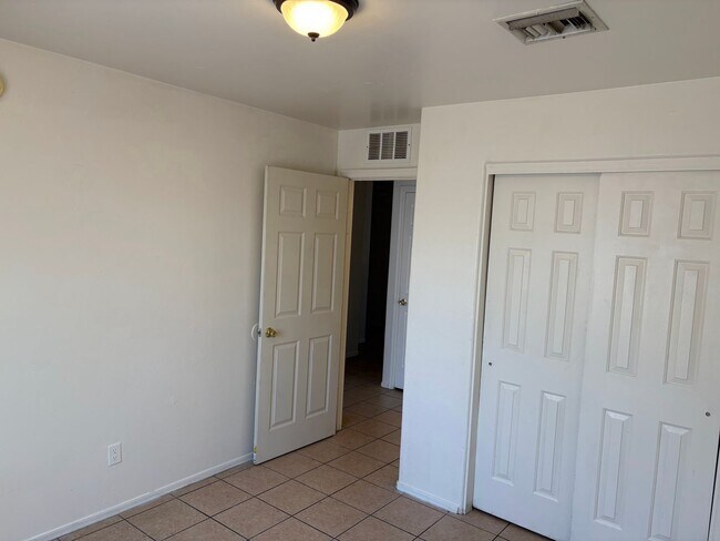 Building Photo - Beautifully Renovated 3 Bedroom Home -A/C-...