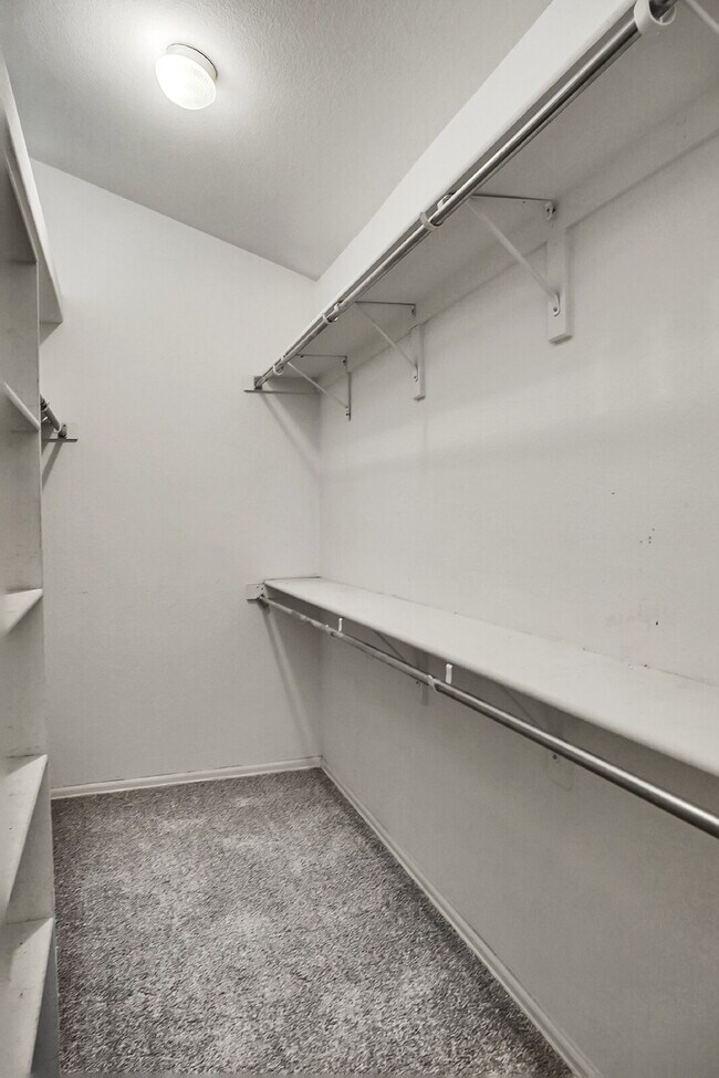 Building Photo - $2,695.00, 4 bed, 3.5 bath, located in Col...