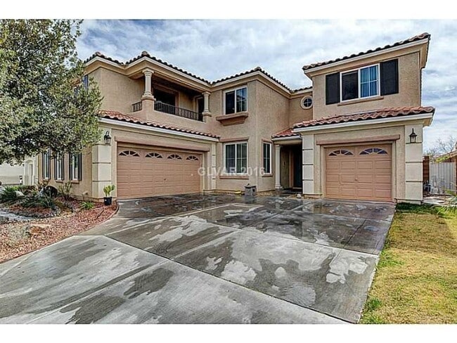 Building Photo - Stunning & Spacious Home with Park Views and Pool!