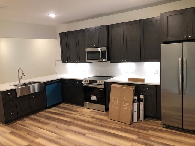 Building Photo - r38