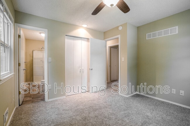 Building Photo - 107 SE Brentwood Dr