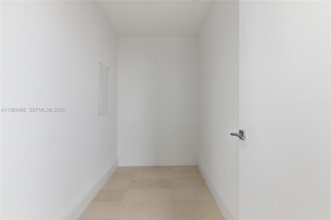 Building Photo - 700 NE 26th Terrace