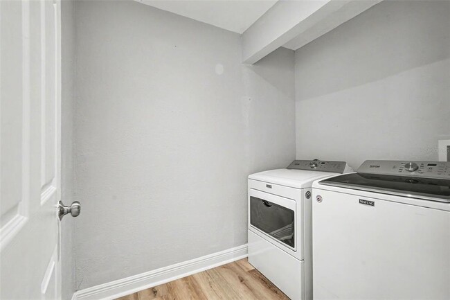 Building Photo - 8902 El Portal Dr