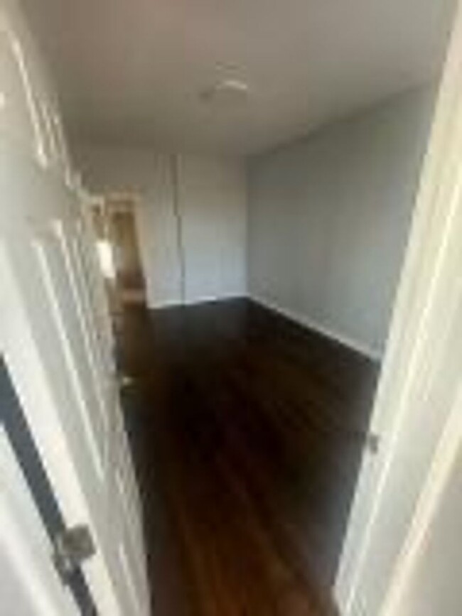 Building Photo - Large 3 bedroom 2 bathroom Condo with Cent...