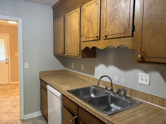 Building Photo - Spacious 2 Bed, 1 Bath Minutes from Uptown
