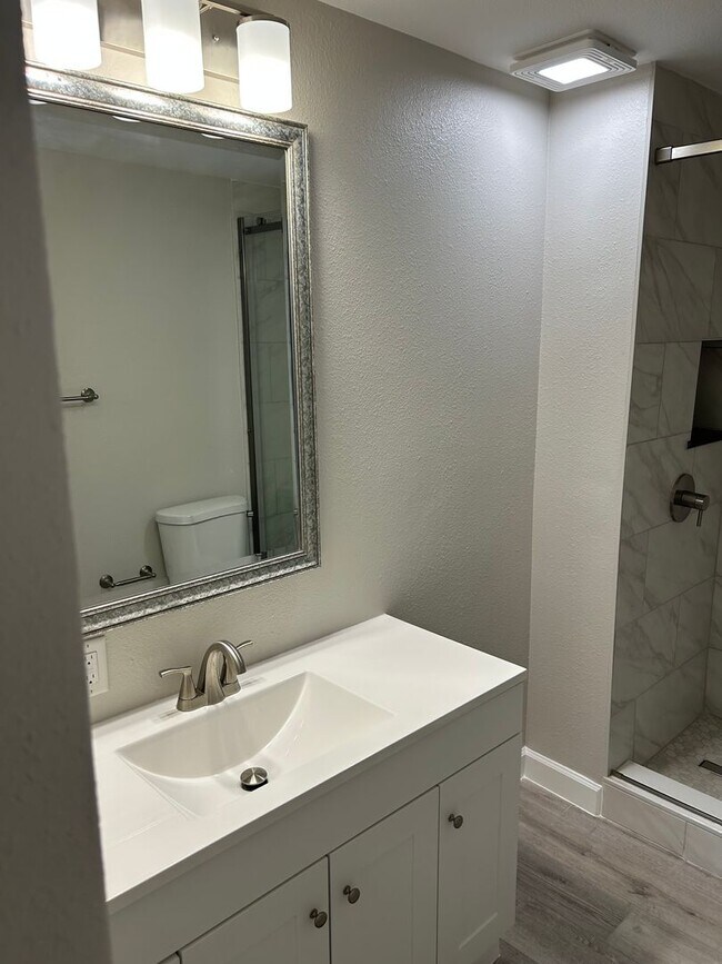 Building Photo - Remodeled Beachside Townhome-Steps from the Beach