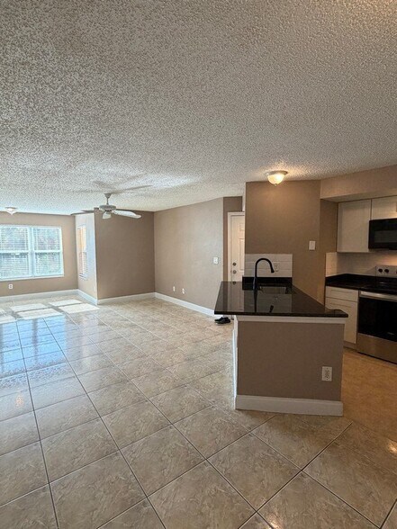 Building Photo - 4658 Commander Dr