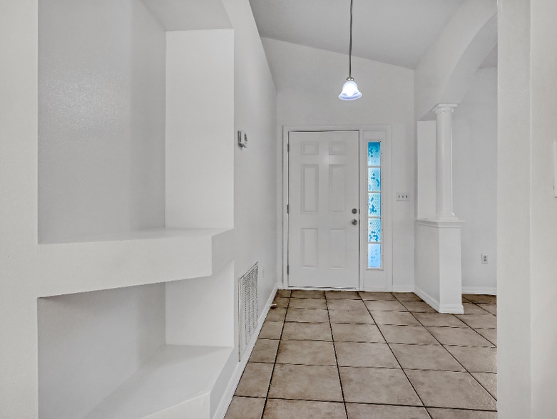 Building Photo - 1826 Viburnum Rd NW