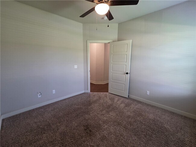 Building Photo - 2905 SW Satinwood Cove