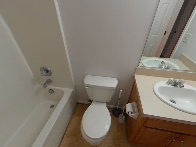 Building Photo - 3 Bedrooms, 2.5 Bathrooms Waterfront Townhouse